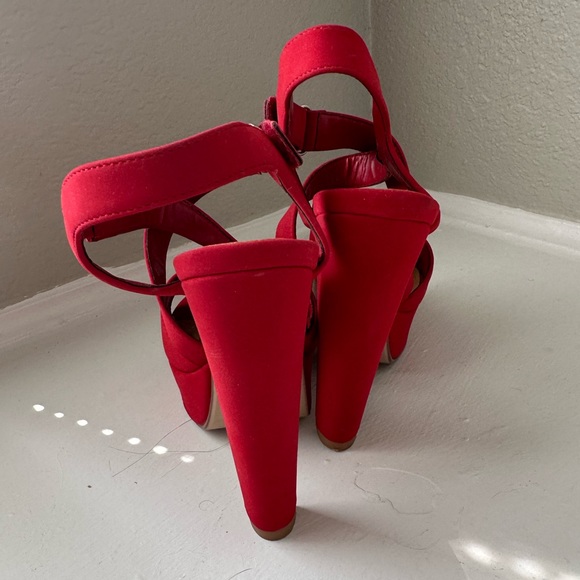 Red heels - Picture 3 of 4